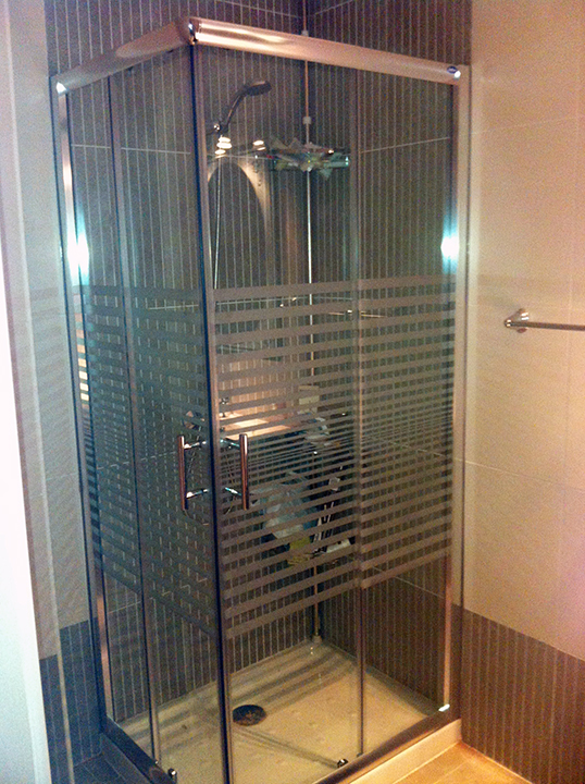 Mampara de baño de cristal y aluminio