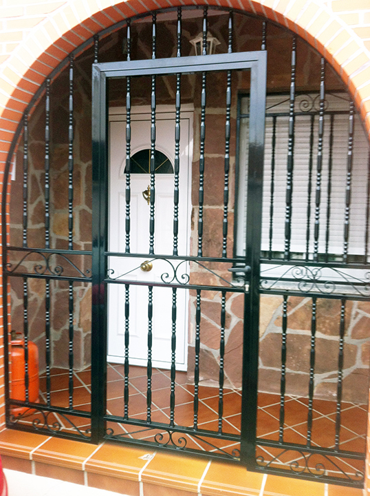 Reja de hierro forjado a medida con cancela, fabricada por Cerrajería César Mateos
